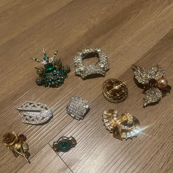 Jewelry - 9 Vintage Brooches